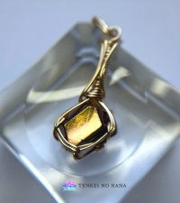 国産天川村レインボーガーネット原石表面磨き統合のグリッド巻き®ペンダントトップ（D）◇