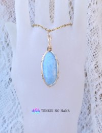 聖者のような優しい色合いを放つ祝福の石＊ビオラン（ブルーダイオプサイド ）統合のグリッド巻き®ペンダントトップ◇(Ｃ)