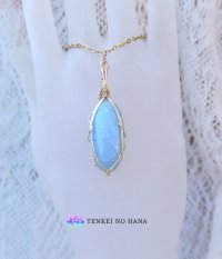 聖者のような優しい色合いを放つ祝福の石＊ビオラン（ブルーダイオプサイド ）統合のグリッド巻き®ペンダントトップ◇(D)