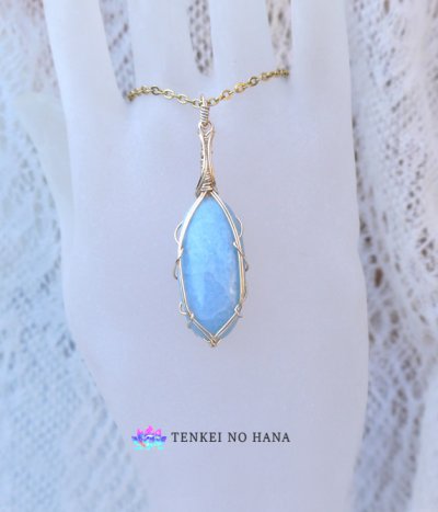 画像1: 聖者のような優しい色合いを放つ祝福の石＊ビオラン（ブルーダイオプサイド ）統合のグリッド巻き®ペンダントトップ◇(D)