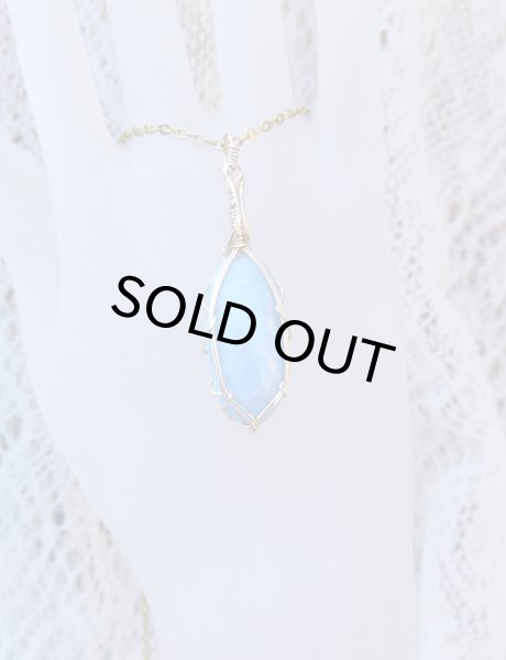 画像2: 聖者のような優しい色合いを放つ祝福の石＊ビオラン（ブルーダイオプサイド ）統合のグリッド巻き®ペンダントトップ◇(D) (2)